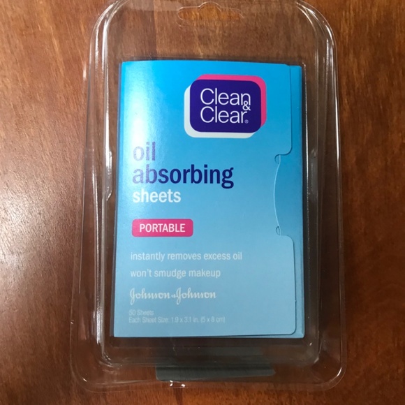 Clean & Clear Oil Absorbing Sheets 50 sheets per pack - Picture 3 of 8